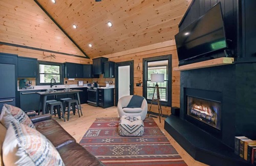 Cherry Log Cabin | Boujee Moose -new, hot tub, dog friendly, fire pit