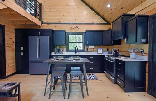 Cherry Log Cabin | Boujee Moose -new, hot tub, dog friendly, fire pit
