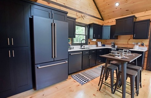 Cherry Log Cabin | Boujee Moose -new, hot tub, dog friendly, fire pit