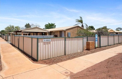 Victory Heights House | Boulder 3-bed, parking, garden. Ideal for hikers. Kalgoorlie Airport 1 km.