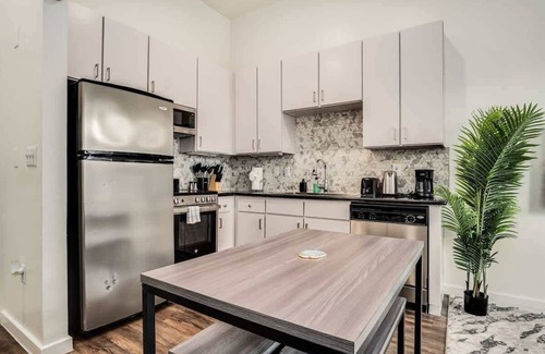 Travis Heights Apartment | Boulevard Stays Walk to Downtown! STU SoCo Pool, Parking, Gym 10