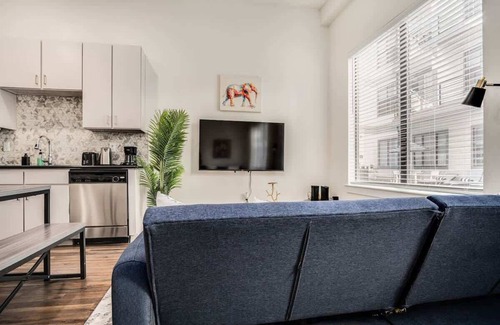 Travis Heights Apartment | Boulevard Stays Walk to Downtown! STU SoCo Pool, Parking, Gym 10