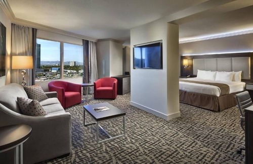 Gateway District House | Boulevard Suite at The STRAT Hotel, Casino & SkyPod