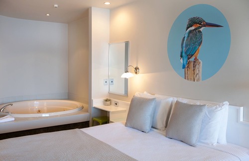 Waipahihi Hotel | Boulevard Waters