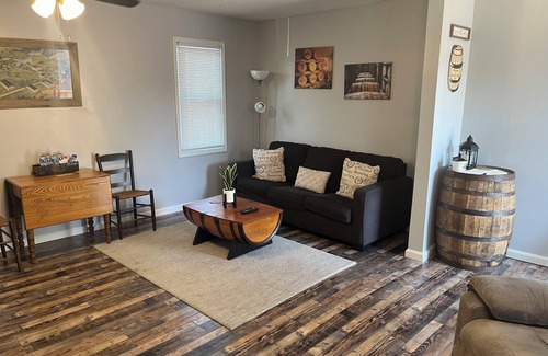 Bardstown Apartment | Bourbon Oak Loft - Spacious 2 bedroom, in the heart of the Bourbon Trail.