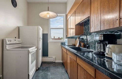 Drumheller Apartment | Bourbon | Retro Getaway | Sleeps 4 & Full Kitchen!