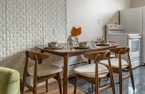 Drumheller Apartment | Bourbon | Retro Getaway | Sleeps 4 & Full Kitchen!