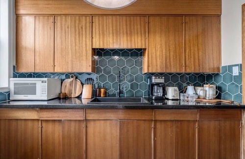Drumheller Apartment | Bourbon | Retro Getaway | Sleeps 4 & Full Kitchen!