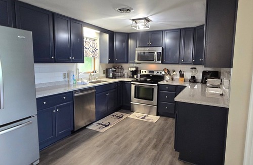 McHenry House | Bourbon Sunsets- 3-bedroom Dog-friendly home with Hot Tub and Gorgeous Views!