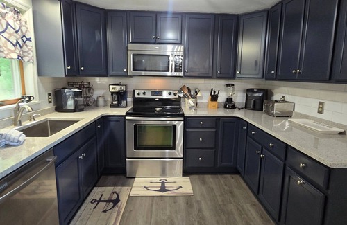McHenry House | Bourbon Sunsets- 3-bedroom Dog-friendly home with Hot Tub and Gorgeous Views!