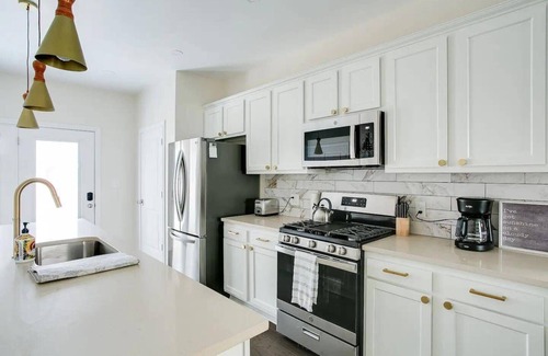Smoketown Jackson House | Bourbon Trail-Chefs Kitchen-Fenced Yard-Parking