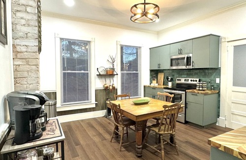 Frankfort House | Bourbon Trio: Walkable to Restaurants, bars, shops and the Capitol building