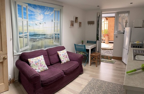 Boscombe Apartment | BOURNEMOUTH 18 MINUTES WALK TO BEACH, NEAR TOWN 1 BED WiFi PARKING GROUND FLOOR