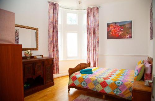 Bournemouth City Centre Apartment | Bournemouth centre - large 3BR, 4-5 beds, Groups, Contractors, Families