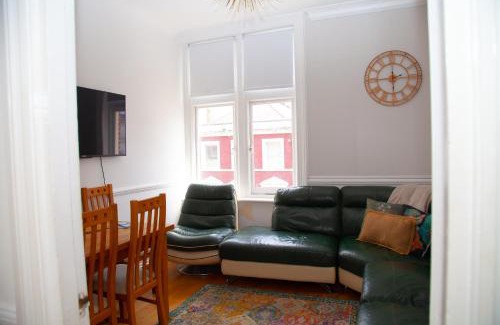 Bournemouth City Centre Apartment | Bournemouth centre - large 3BR, 4-5 beds, Groups, Contractors, Families