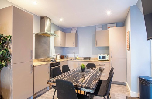 Sheffield Apartment | Boutique 2-Bed Apartment in Central Sheffield | Vibrant City Base + Netflix