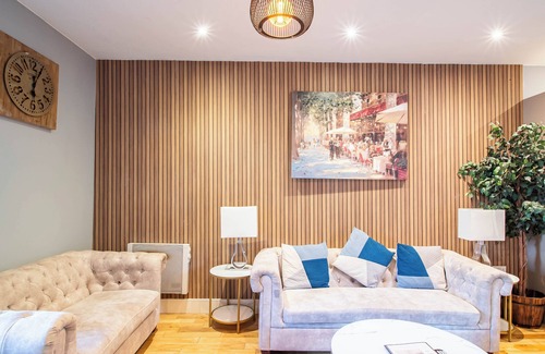 Sheffield Apartment | Boutique 2-Bed Apartment in Central Sheffield | Vibrant City Base + Netflix