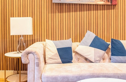 Sheffield Apartment | Boutique 2-Bed Apartment in Central Sheffield | Vibrant City Base + Netflix