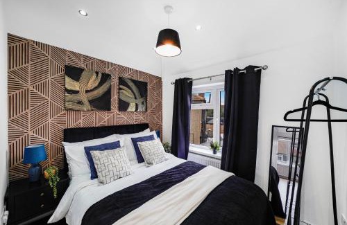Parsloes Apartment | Boutique 4 Bedroom House in London - Parking