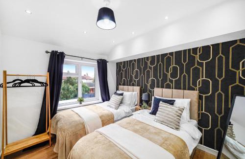 Parsloes Apartment | Boutique 4 Bedroom House in London - Parking