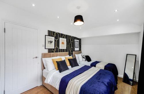 Parsloes Apartment | Boutique 4 Bedroom House in London - Parking