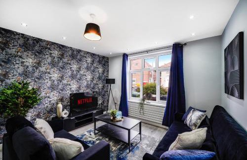 Parsloes Apartment | Boutique 4 Bedroom House in London - Parking