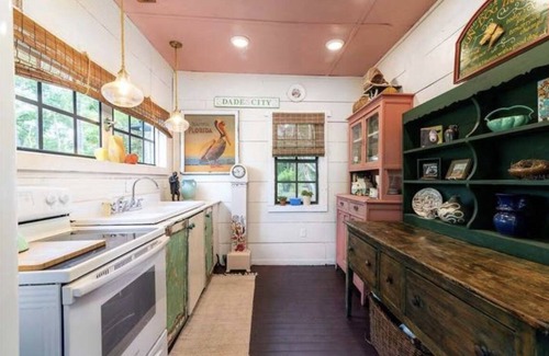 Dade City Cottage | Boutique Cottage Clean & Centrally Located!