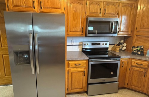 Lee's Summit House | Boutique Cottage on Gated Estate 3 bd 2 ba Getaway wifi cable ADA entry Hot Tub