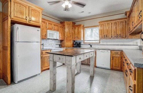 Lee's Summit House | Boutique Cottage on Gated Estate 3 bd 2 ba Getaway wifi cable ADA entry Hot Tub