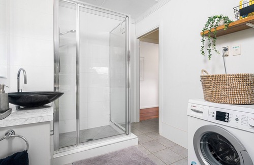 Sleepy Hollow House | Boutique farm accommodation only 5 minutes away from the Beach.