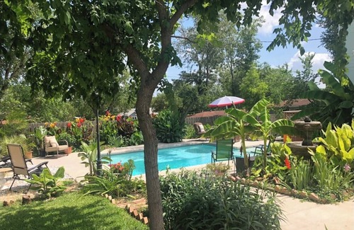 Taylor House | BOUTIQUE HIDEAWAY IN DOWNTOWN TAYLOR WITH POOL