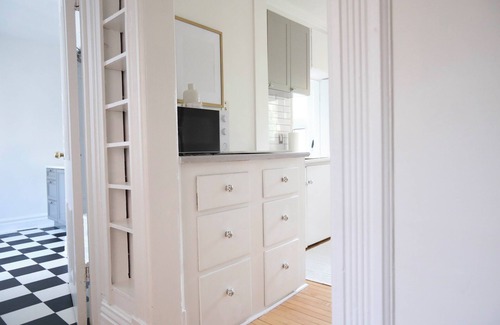 Peterborough Apartment | Boutique Hotel Style King Bed Centrally Located