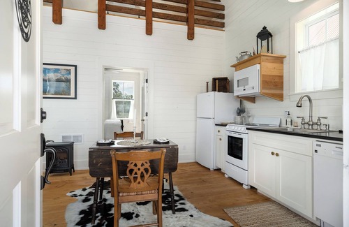 Driftwood Cabin | Boutique Lodging Cabin Home & Event Resort - Cedar Break at Howard Ranch