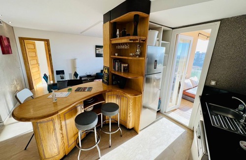 Cherrat Apartment | Bouznika Escape: Vue Océan, Bassin Privé, Plage, Surf, Piscine, Randonnée & Vélo