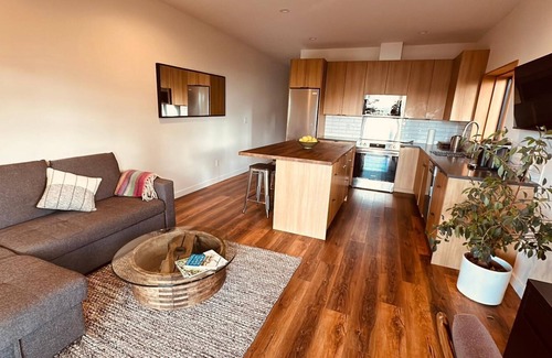 Bowen Island House | Bowen Island Getaway by the Sea- Dog friendly- Ocean Views