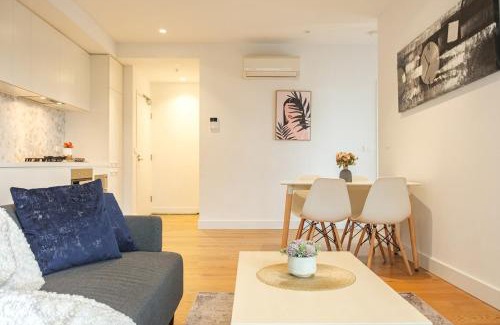 Blackburn Apartment | Box Hill Center 2br1ba View Balcony Wifi Parking