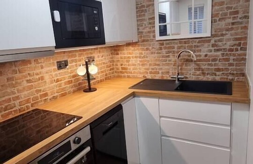 Bracknell Apartment | Boxford Lodge, Boxford Lodge - Ground Floor Apartment close to Ascot, Windsor, Lapland.