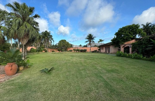 Balneario Praia do Pernambuco House | Italian Villa – Pool, Garden, Leisure and Comfort 8 minutes from the beach in Guarujá