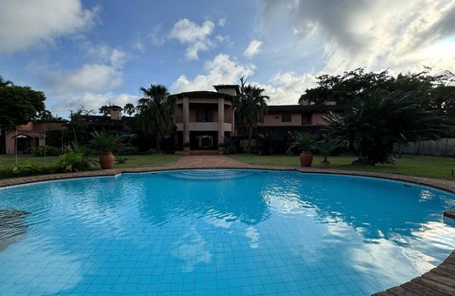 Balneario Praia do Pernambuco House | Italian Villa – Pool, Garden, Leisure and Comfort 8 minutes from the beach in Guarujá