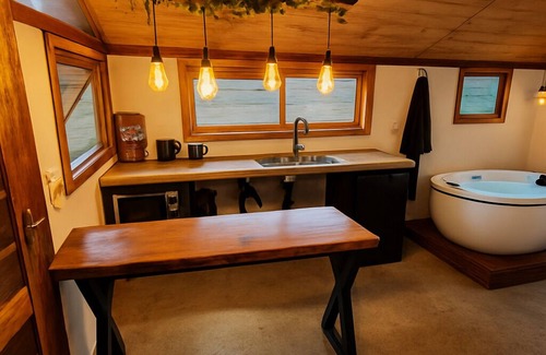 Itapecerica da Serra Ski Chalet | Orchid Chalet with Jacuzzi, swimming pool, fireplace, bonfire, private backyard