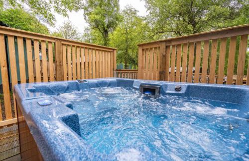 East Lewiston House | Bracken Lodge 7 with Hot Tub