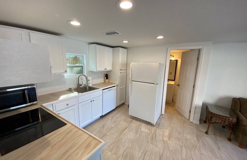 Bradenton Apartment | Bradenton duplex near downtown pier, harbor, Riverwalk & beaches. Pet friendly!