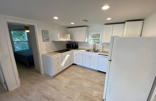 Bradenton Apartment | Bradenton duplex near downtown pier, harbor, Riverwalk & beaches. Pet friendly!