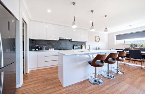 Dubbo House | Bradford House - Sleek & Modern, Serene Escape