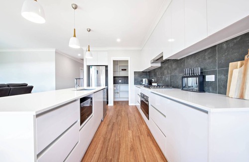 Dubbo House | Bradford House - Sleek & Modern, Serene Escape