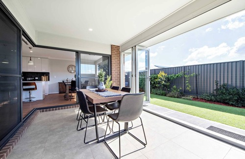 Dubbo House | Bradford House - Sleek & Modern, Serene Escape