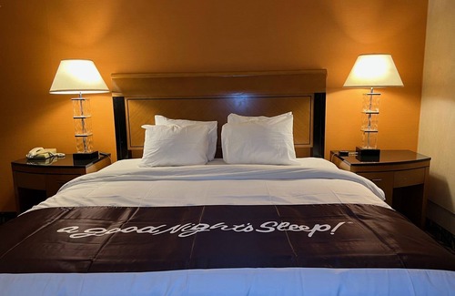 Windsor Locks Hotel | Bradley Inn