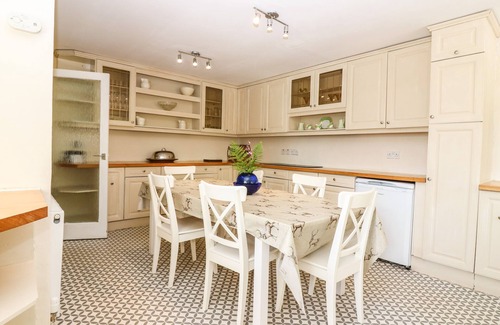 Kirriemuir Cottage | BRAE OF AIRLIE FARM, pet friendly, with open fire in Kirriemuir
