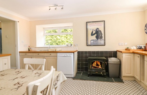 Kirriemuir Cottage | BRAE OF AIRLIE FARM, pet friendly, with open fire in Kirriemuir