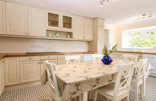 Kirriemuir Cottage | BRAE OF AIRLIE FARM, pet friendly, with open fire in Kirriemuir